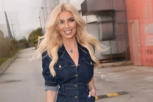 Αυτά τα "ανθισμένα" ψηλοτάκουνα πέδιλα από τη Zara είναι το statement piece που θα φορέσεις στους γάμους και τις βαπτίσεις της άνοιξης - εικόνα 2