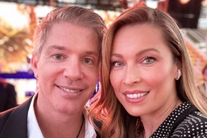 Στη βάφτιση της Λάουρας Λάτσιου | Σαν πριγκίπισσα στην αγκαλιά της μητέρας της, Ελένης Μενεγάκη - εικόνα 5