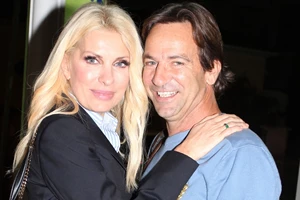 Η εγκυμονούσα Ελένη Μενεγάκη με λευκό φόρεμα και φούξια μποτάκια, πριν από 11 χρόνια - εικόνα 4