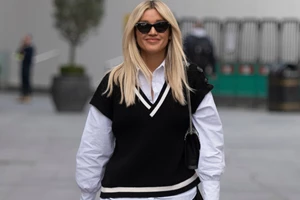 Η Ελένη Μενεγάκη με τη Massimo Dutti δερμάτινη φούστα που θα φορέσεις σε day to night σύνολα