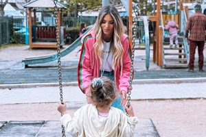 Αθηνά Οικονομάκου - Μπρούνο Τσερέλα | Ερωτευμένοι στο Γύθειο - Το video με μαγιό από την παραλία