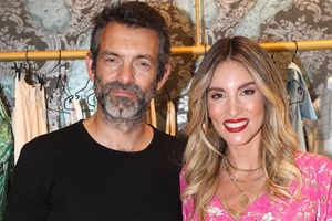 Αθηνά Οικονομάκου | Ο ανατρεπτικός συνδυασμός της με pied de poule σύνολο, lace πουκάμισο και καλσόν με σχέδια