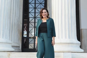 Όλγα Κεφαλογιάννη | Με μεταξωτό top και midi φούστα στην εκδήλωση του υπουργείου Τουρισμού και του ΕΟΤ