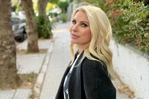 Σαν κοριτσάκι έτοιμη για απόδραση | Η Ελένη Μενεγάκη στο πλοίο για την Άνδρο