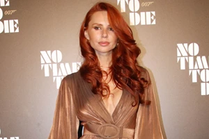 Πώς θα φορέσεις το τζιν παντελόνι σαν σύγχρονη Παριζιάνα; Η Έβελυν Καζαντζόγλου δείχνει τον τρόπο