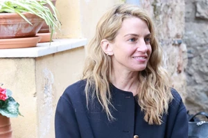 Δέσποινα Βανδή | Το σακάκι της είναι στη γήινη απόχρωση που ταιριάζει σε όλες τις γυναίκες