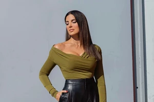 3 διαφορετικοί τρόποι για να φορέσεις το δερμάτινο παντελόνι σύμφωνα με τη Χριστίνα Κοντοβά