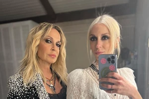 Πώς να δημιουργήσεις ένα ανοιξιάτικο look φορώντας μαύρο χρώμα | Κάνε το όπως η Σοφία Καρβέλα