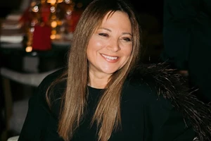 Το top που πρέπει να συνδυάσεις με επίσημο φόρεμα όταν η θερμοκρασία πέφτει αισθητά, σύμφωνα με το στιλ της Βάσιας Κωσταρά - εικόνα 2