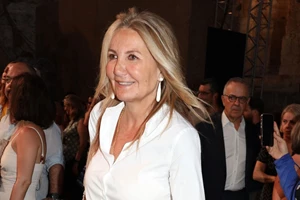 Σοφία και Δάφνη Μητσοτάκη | Οι μοντέρνες εμφανίσεις τους στο Μέγαρο Μαξίμου όπου βρέθηκαν για να ακούσουν τα κάλαντα