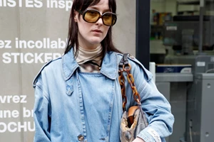 Αυτό το μακρυμάνικο midi φόρεμα κοστίζει 15,99 ευρώ και είναι η λύση σου για power dressing στο κρύο