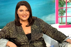 Δανάη Μπάρκα | Με το διάφανο παντελόνι και πουκάμισο που είναι ιδανικά για ένα εναλλακτικό glamorous look Χριστουγέννων - εικόνα 2