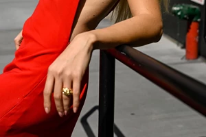 Ξέχνα το κλασικό κόκκινο | Το "Silver Chrome Ombre" είναι το απόλυτο μανικιούρ για το ρεβεγιόν και ταιριάζει με όλα