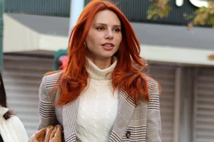 Έβελυν Καζαντζόγλου | Σου δείχνει τον uber chic τρόπο για να φορέσεις over the knee μπότες με jeans