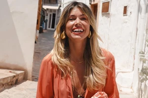 5 εντυπωσιακά μαντήλια που θα φορέσεις ως μπαντάνα αντιγράφοντας το στιλ της Βάσιας Κωσταρά - εικόνα 2