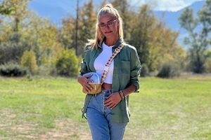 Ζέτα Μακρυπούλια | Το καφέ κοστούμι της με γιλέκο είναι η chic πρόταση για ένα ενημερωμένο office look