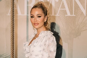 Η Φωτεινή Πετρογιάννη με το λινό φόρεμα από τη Zara που αξίζει να αγοράσεις στις εκπτώσεις