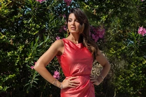 Σταματίνα Τσιμτσιλή | Αγκαλιά με τον Θέμη Σοφό στο νησί