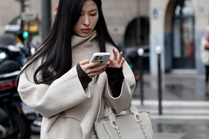 Το πουκάμισο της Νάνσυς Ζαμπέτογλου είναι από τη Zara και έχει το πιο φωτεινό χρώμα για την άνοιξη