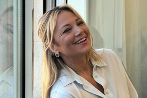 Νάνσυ Ζαμπέτογλου | Με κομψό κοστούμι στην απόχρωση που θα ορίσει τα looks του καλοκαιριού - εικόνα 2