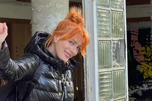 Σμαράγδα Καρύδη | Με φλογερό κόκκινο κοστούμι MI-RO στα Θεατρικά Βραβεία Κοινού του Αθηνοράματος