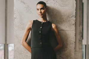 Αυτές οι μαύρες Mary Janes από τη Zara κοστίζουν 29,95 ευρώ και είναι μια από τις μεγαλύτερες και πιο κομψές τάσεις της σεζόν