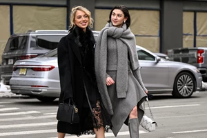 Αναρωτιέσαι πώς θα φορέσεις το τζιν σου την άνοιξη; 5 looks για να αντιγράψεις τώρα