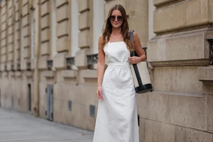 Αυτή η midi φούστα από τα Marks & Spencer κολακεύει όλες τις σιλουέτες και κρύβει την πιο κομψή κεντητή λεπτομέρεια - εικόνα 2