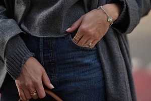 Chrome Tips | Η λαμπερή ανατροπή στο γαλλικό μανικιούρ που θα βλέπεις παντού φέτος τις γιορτές