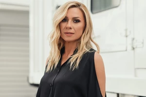 Με μακρύ ξανθό μαλλάκι και cool ντύσιμο | Ο κούκλος γιος της Κατερίνας Καραβάτου, Αριώνας έκλεισε τα 9 του χρόνια - εικόνα 3