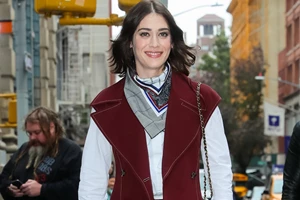 Τζένη Μελιτά | Η μπορντό ολόσωμη φόρμα της είναι το fashion item που θα ανανεώσει τα looks σου αυτόν τον Δεκέμβρη