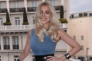 Κατερίνα Καινούργιου | Το σατέν παντελόνι της από τη Zara είναι η τέλεια επιλογή για εμφάνιση σε βάπτιση και άλλα επίσημα events