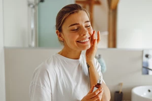 Όλοι οι τρόποι για να κάνεις πιο αποτελεσματική τη χρήση του ορού βιταμίνης C που επιλέγεις στο skincare σου