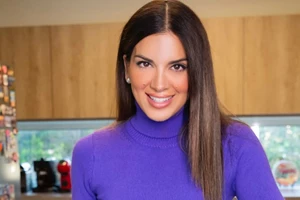 Pamela Anderson | Το νέο hair look της αποδεικνύει ότι οι αφέλειες είναι το τέλειο κούρεμα για γυναίκες άνω των 50