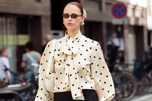 Οι πιο κομψοί τρόποι για να φορέσεις το κόκκινο χρώμα τον χειμώνα - εικόνα 2