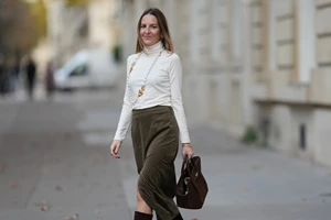 Η Μπέττυ Μπαζιάνα με βελούδινη one shoulder ολόσωμη φόρμα σε σπάνια εμφάνιση - εικόνα 2