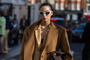 Καφέ, καπιτονέ, αδιάβροχο | Το μπουφάν από τη Zara που θα σε κρατήσει ζεστή στις κακοκαιρίες του χειμώνα