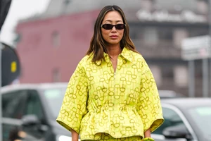 Είσαι καλεσμένη σε ανοιξιάτικο γάμο; Αυτό το Zara φόρεμα είναι η πιο chic επιλογή