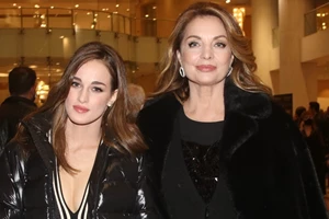 Άντζελα Γκερέκου | Με μαύρο maxi φόρεμα με ιδιαίτερες λεπτομέρειες στο Ηρώδειο - εικόνα 3