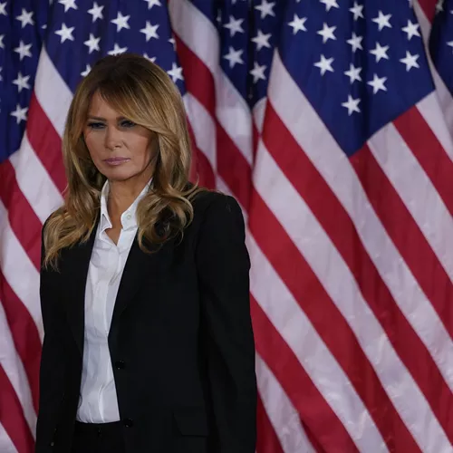 Melania Trump | Η εμφάνιση με ταγέρ στο πλευρό του Donald Trump στην πρώτη του ομιλία μετά τις εκλογές