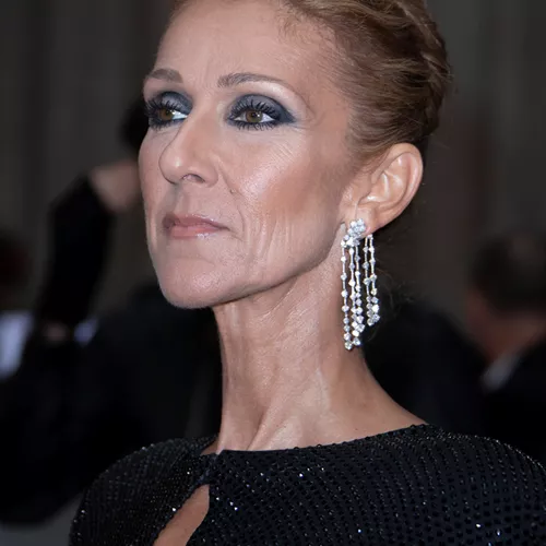 Celine Dion | Με μαύρο φόρεμα και διχτυωτές γόβες στιλέτο στους δρόμους του Παρισιού