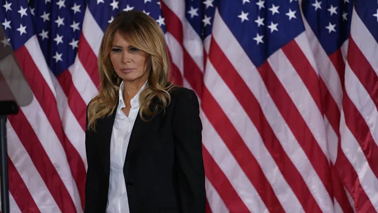 Melania Trump | Η εμφάνιση με ταγέρ στο πλευρό του Donald Trump στην πρώτη του ομιλία μετά τις εκλογές