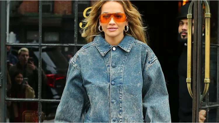 Πώς θα φορέσεις ένα denim jacket αυτή την εποχή