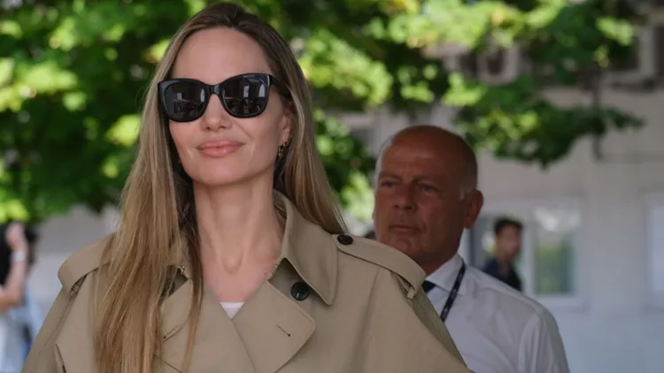 Angelina Jolie | Η κοντομάνικη καμπαρντίνα της είναι ιδανική για chic looks αυτή την εποχή