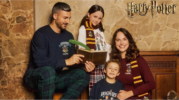 Ο μαγικός κόσμος του Harry Potter γίνεται η έμπνευση για τις πιο ωραίες πιτζάμες των Χριστουγέννων