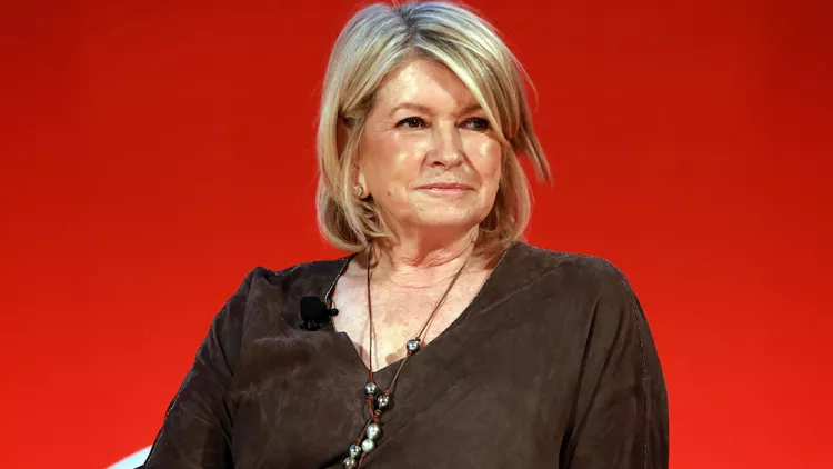 Martha Stewart | Φωτογραφίζεται στο μπάνιο της με ένα σατέν νυχτικό