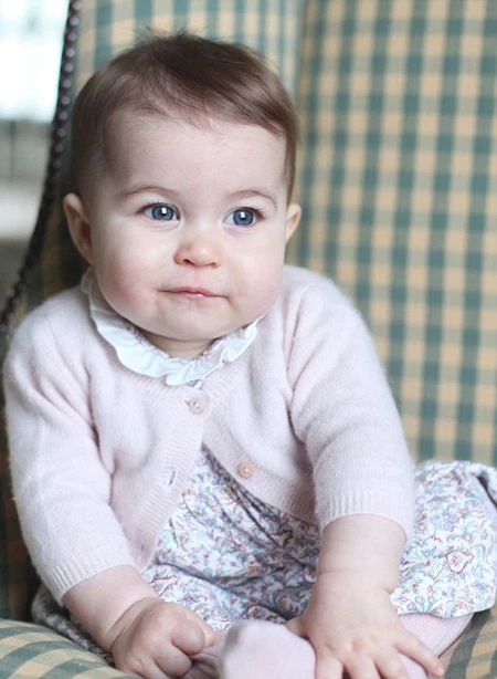 Princess Charlotte: Η Kate Middleton φωτογραφίζει την κόρη της!