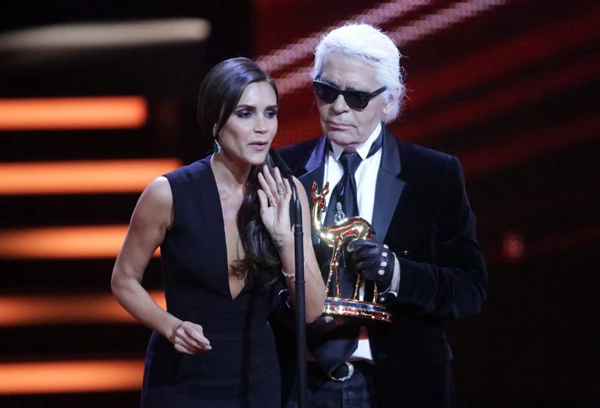 Victoria Beckham:Τιμήθηκε με βραβείο BAMBI από τον Karl Lagerfeld - εικόνα 4