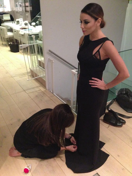 Victoria Beckham: Γιατί γονάτισε μπροστά στην Eva Longoria;