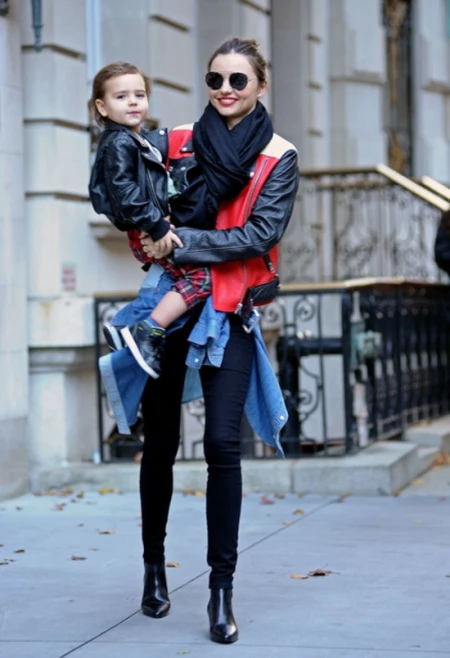 Miranda Kerr: Η χαλαρή βόλτα με τον γιο της 